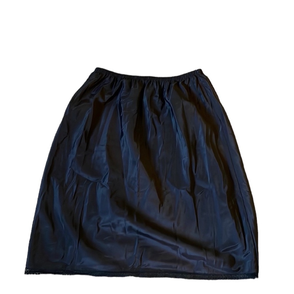 Black slip. Size L. 21 inches. Gently worn.